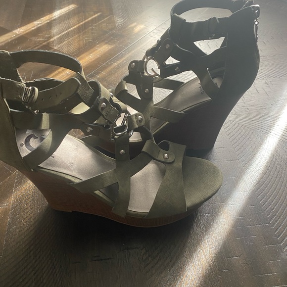 Olive green wedge - Picture 2 of 3